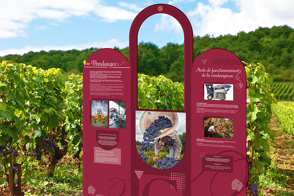 Panneau signalétique pour un parcours touristique viticole à Chinon. Création graphique et design du panneau signalétique.